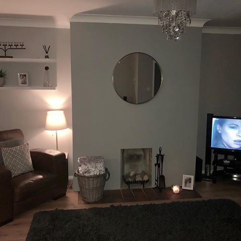 S U N D A Y evening chills! Nicks out for the evening (probably drowning his sorrows as they lost in the final), so I’m catching up on The Widow. Time to put a face mask on and relax 💤. #greyinterior #greydecor #thewidow #instahomedesign #instahomedecor #instahome