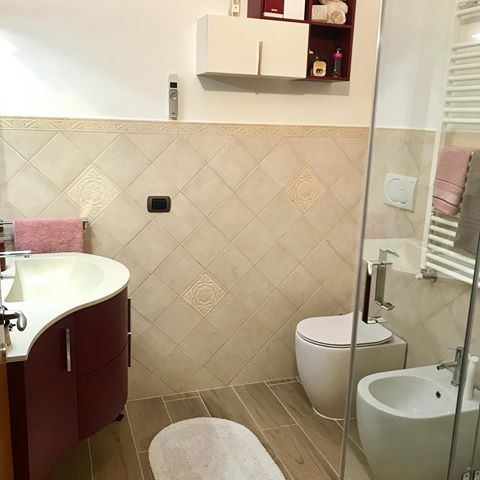 A little bathroom 🗝 #arredamentointerni #bathroom #bathroomdecor #home #myhome #instadesign #cute #arredocasa #homedecor #homedesign #sfruttareglispazi