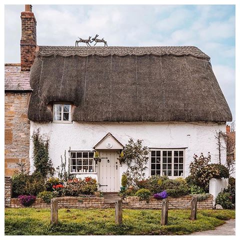 SUNDAY ~ Thankfully the winds have died down here this morning, but the poor blossom hasn’t survived. Love this #cottage captured by @postcardsbyhannah 😍📸
•
•
•
•
•
•
•
•
#countryliving #interiordesign #instainteriors #instadesign #interiorinspiration #hygge #decor #neutraldecor #style #designerblogger #countrydecor #interiors #designinspiration #countryhomes #garden #interiorblogger #designer #instahome #interiorinspo #interiors #decor #homewares #homestyle 
#serendipityinspires 
serendipity loves xx