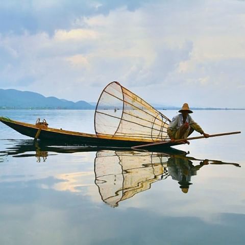 Els pescadors del llac Inle a Myanmar són coneguts pels seus equilibris sobre les barques, el silenci amb que treballen i la soltesa amb la que fan servir les cistelles de pesca. Uns autèntics especilistes!
#viatgi #viatgibcn #viatgibarcelona #viatge #viatges #viatjar #viatger #viatgers #destincio #turisme #vacances #paisatge #natura #instaviaje #instaviajes #travelphoto #passportready #amazing #getaway #instatraveling #traveltheworld #instavacation #aroundtheworld #destination #Myanmar #Inle #pescador #pesca