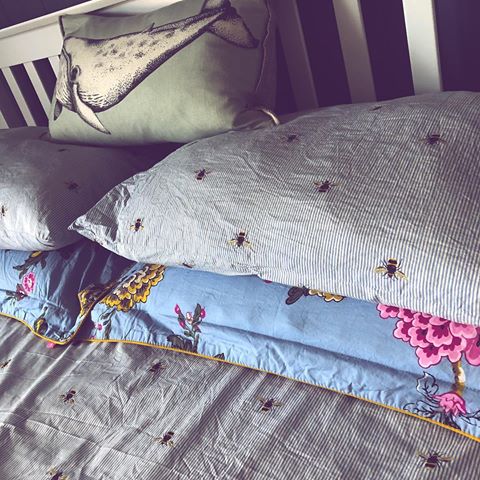 How pretty is this bed linen from @joules? And yes, I don't iron my bedding. I'm living the cancer free dream and thar doesn't include ironing. Full stop. 🐝
______________________________________
#myhomevibe #cottagelife #cottage #countryhomes #countryliving #interiordesign #interior #vintage #rustic #englishhome #potteryaddict #gatherandcurate #nestandflourish #hygge #lagom