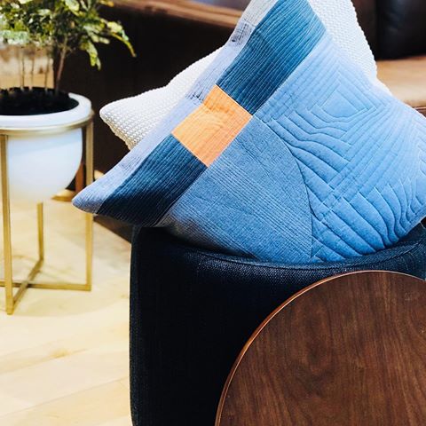 Saturday night calls for a few extra pillows with the flix + popcorn 🎬🍿 Store ‘em in our functional Upholstered Storage Ottoman and pull ‘em out as needed 😉 #extrapillowsplease #movienight #saturdaynightin