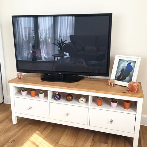 I’ve got a new tv stand! And it’s the prettiest I’ve ever seen so I am such a happy girl! ☺️ I’ve popped a few of my faves on it to decorate and the drawer handles are me all over 💎
.
.
.
.
.
.
#tv #tvstand #television #television #furniture #woodfurniture #wood #furnituredesign #furniturejepara #furnituredesign #lounge #sittingroom #classy #glam #glamour #diamonds  #interior #interiordesign #interiordecorating #interior2you #interior_design #design #homedesign #designlife #homedecor #livingroomdesign #housetohome #myhome #mystyle