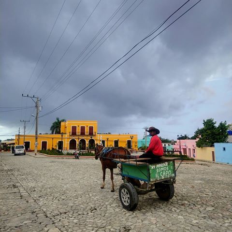 La ville de Trinidad doit sa fortune à la piraterie, à la contrebande, puis au sucre. Retour au XVIIIème siècle ! ☸⚓
«La plus belle terre qu'aient vue des yeux d'humains» (Christophe Colomb)
@trinidaddecuba @unescoworldheritage @cuba_gallery @piratesdescaraibes_
#trinidaddecuba #colorsplash #oldtown #horse #cubano #streetstyle #art #vintage #inspiration #painting #illustration #pirate #authentic #oldhouse #history