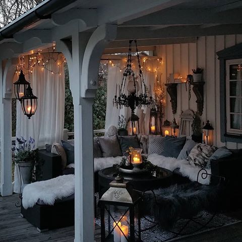 The coziest little spot outside 😍 would you love to sit out here? 🙋 TAG a friend who will love this outdoor space! 👇 (@annalena.lindqvist)
.
.
• Follow us @cozi.homes! ✅
.
.
#cozyroom #cozybedroom #cozyhome #cozyhomes #interiorinspo #interiordeco #interiorstylist #interiorblogger #interiorideas #homestyle #homeinspiration #fixerupper #interior123 #interior4you1 #howyouhome #myhomevibe #modernhome #lovemyhouse🏡 #interiordesigninspo #interiordesignblog #interiordesigntips