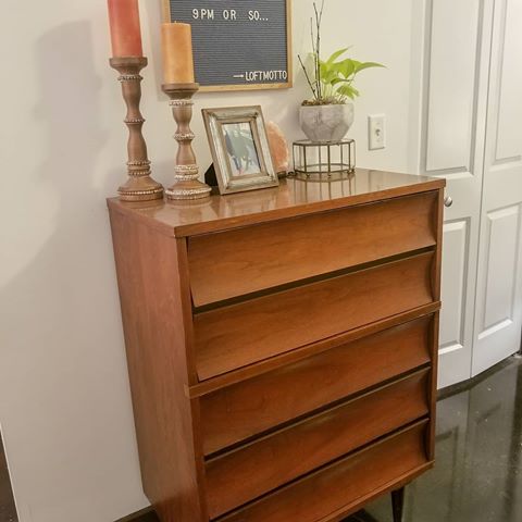 Don't mind me, just swooning over this weekend find. Look at at all of her mid mod curvy goodness. 😍
.
.
.
.
.
#midcenturymodern #thrifty #midcenturymoderndesign #midcenturymodernfurniture #loftstyleliving #loftsofgreenville #weekend #antique