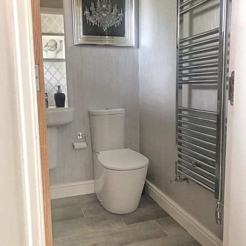 I am off work tomorrow so it’s a nice early weekend for me 💕 Hope you all had a lovely day, here is a rare picture of the downstairs toilet! Not very exciting but what do we all think? Still in love with the Kylie Esther texture wallpaper in here -which was kindly gifted to me by @wallpapersales 💕💕💕💕💕 #bathroomdesign #interiorstyling #interior_magasinet #interior4all #toiletdesign #bathroomdecor #greyinterior #homeinspiration #homeinspiration #newbuild #fixerupper #homerenovation #beautifulrooms #dream_interiors #classyinteriors #interiors #interiores #decoratingonabudget #thursdaymotivation #bathroomrenovation #bathroomstyling #interiordesignsg #interiordesigntrends #myhomevibe #fromwhereistand #hallwayinspo #wallpaper #greyhome #actualinstagramhomes