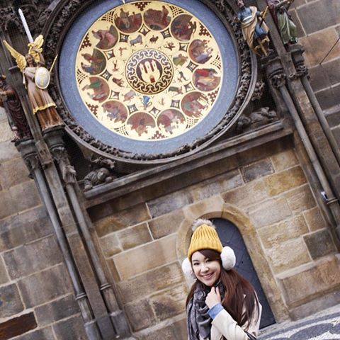 在 #舊城廣場 上，擁有600多年歷史的 #布拉格天文鐘 Pražský orloj，去年8月才剛完成維修工作，並且重新開放報時🕰
.
這次來歐洲旅行很幸運可以一睹它的真面目！✌️
果真是個非常受歡迎的古老大鐘，被來自世界各地的眾粉絲們圍繞著，想要跟它合照一張背景沒有來來往往路人的照片，真的超！級！困！難！
.
Kevin幫我拍到了一張後，馬上說「好了！我們可以走了！」哈哈～因爲真的太擠、太多人了啦！😅
.
.
#我是Melody
Blog🔍Bonjour Melody 我的夢享樂園 (IG首頁有連結）
FB🔍 https://www.facebook.com/bonjour.melodychi/
-
-
#worldtravel #travelaroundtheworld #travel #traveler #travelphotography #travelblogger #traveling #photography #photooftheday #dailyphoto #photoshoot 
#enjoy #enjoylife #lifestyle #lifestyleblogger #lifestylephotography #Praha #Česká #praha🇨🇿 #布拉格 #布拉格自由行 #捷克 #捷克自由行 #melody遊布拉格 #melody遊捷克 #說好要ㄧ起玩遍整個地球 #自助魂