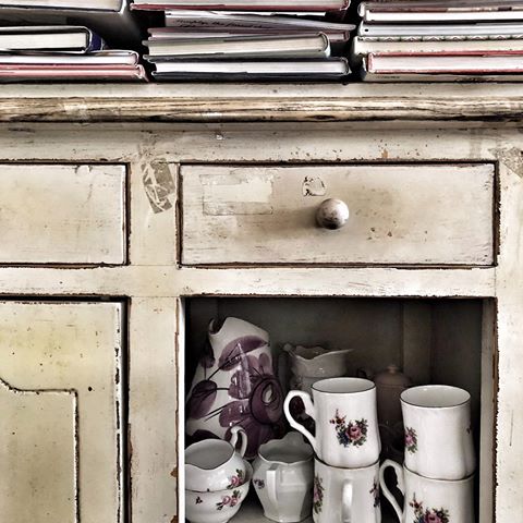 { CABINET OF CURIOSITIES } .. or in this case, pretty china, white ironstone & stacked high with books, old & new 🙌🏻🌿Katherine x
.
.
.
#cottagekitchen #farmhousekitchen #englishkitchen #frenchfarmhousekitchen #frenchfarmhouse #englishcottagestyle #englishcottage #teaandbooks #booksandtea #booksandteacups #cottagestyle #farmhousestyle #englishchina #englishbonechina #chinacabinet #mycottagefarmhouse #cottagefarmhouse #myfarmhousecottagestyle #englishcountryhouse #servantsquarters #countrykitchen #countrycottagestyle #countrycottage #frenchcountrycottage #countryhousestyle #countryhomestyle #perthhightea #highteainperth #highteaperth #vintagehightea