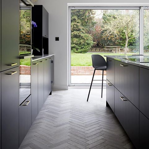 Absolutely adore these Italian herringbone wood effect porcelain floor tiles!! Love love love 😍 ... the builder on the other hand didn’t enjoy laying them one by one though! 🙊
.
.
#italian #herringbone #herringbonetile #wood #woodeffect #woodeffecttiles #porcelain #porcelaintiles #floor #flooring #tiles #onebyone #amazing #results #wellworthit #kitchen #kitchendesign #transformation #renovation #home #interiordesign #interior #monitacheungdesign