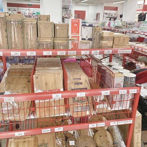 Tedi tedidiscount turu😍😍😍resimdeki detayı fark eden 🤣3 Mayıs ta gelecek ürünlerin broşürünü de cektim 4 lü porselen bambu saplı kupaya BAYILDIM 😍 bu arada orijinal bambum marka ürün almak istediğiniz de tedi ye mutlaka uğrayın kızlar normal sitede 100 lira olan ürünler tedi de 50 lira bile oluyor☺️😍iyi akşamlar kızlar ❤️
.
.
#züccaciye #züccaciyedünyası #sunum #sunumönemlidir #kitchen #çeyiz #çeyizhazırlıkları #tedi #tedidiscount #homesweethome #düzen #düzenaşkına #çeyizlik
