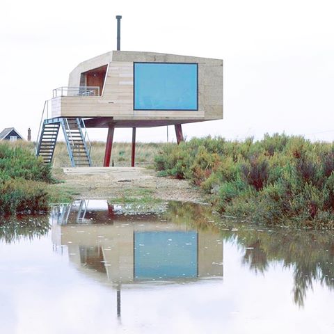 The Redshank studio by architect Anna Shell - located in a salt marsh on England's east coast and made from ecofriendly materials just like cork. The cork wraps its exterior surfaces to shield the building from salty winds.
_____________________________________________________
#sustainablesolutions #sustainablearchitecture #architecture #ecofriendlymaterials #cork #sustainablelifestyle #sustainabledesign #greenliving #beware #awareness #design #savetheplanet #awareplatform #awaremovement #greendesign #ecofriendly
📸: @dezeen