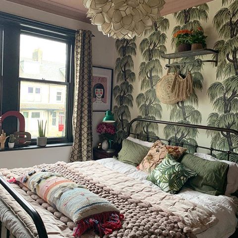 So nice @the_girl_with_the_green_sofa  @earthbornpaints (one of the easiest paints I’ve ever used for covering dark with light). I’ve also been after this wallpaper from @houseofhackney for ages.
Wall shelf was a gift from @designvintageuk one of my favourite brands.