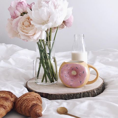 Good morning lovely people!
Enjoying the best things in life to start well the day: breakfast in bed, some flowers, and some morning sun!
Do you collect something? I collect mugs! I have waaaay too many! 🍩
Have a good day!
Be kind ♥️
☕️
☕️
#whiteinterior #peonies #croissant #tabledecor #flowerpower🌸 #simplethings #flatlayoftheday #bookstagram  #inspiredbynature_ #flatlaylove  #flatlaytoday #flatlaystyle #bedroominspo #flatlay #flower_daily #flatlays #instax #prettythings #whitehome #flatlayjournal #slowliving #breakfastinbed #thisisdarling #croissants #breakfastideas #prettythings #onthebed #stilllife #flowerstagram #bedroomdesign