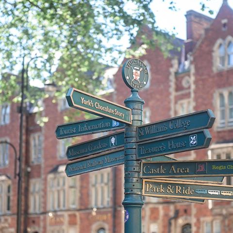 York! What a cute town!😍 As the top street sign states, York has a rich chocolate history. In fact, Kit Kat was invented in York!🍫 The town is filled with chocolate and fudge stores. Definitely not a town to be in if you are on a diet. 🙊 #yorkengland #visityork