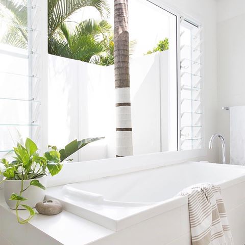 Could seriously sit in this bath all day..... and I don’t even like baths 🛁 🙌🏼
.
.
.
.
Beautiful natural light and design via @villastyling