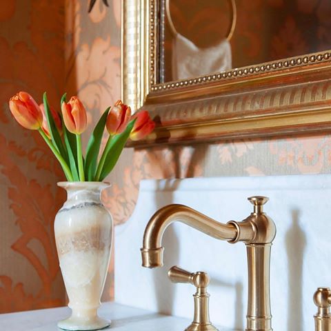 Peachy Keen @twigsfabricandwallpaper ‘Museum Damask’ in Peach. Design by @debbiemathewsinteriors 📷 @rubyandpeachphoto .
.
.
.
.
#twigswallpaper #wallcoverings #powderroom #interiordesign #interiors #peachykeen #wallpaperdecor #bathroominspo #designinspiration #interiors123 #interiorinspo #interiordecor #adstyle #instaluxe #houseandhome #housebeautiful #luxerylife #decorlovers #workofart