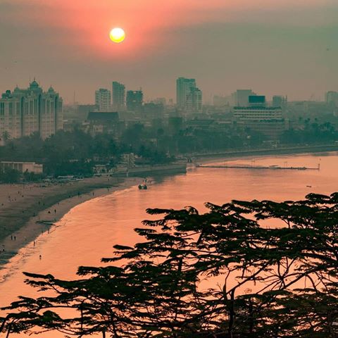 #Mumbai sunsets get all the love. But have you tried a Mumbai sunrise yet? 📸 @aatifsumar 
#sunrise #sunriseoftheday #mumbai #morningscenes #mumbaidiaries #shotoftheday #photooftheday #mood #skyporn #incredibleindia