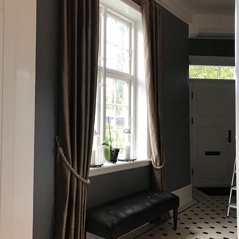 Smukke silkegardiner monteret på smedestænger #interiordesign #interieur #bolig #apartment #indretningsinspiration #inspiration #homeinspiration #living #christiangade #rideau