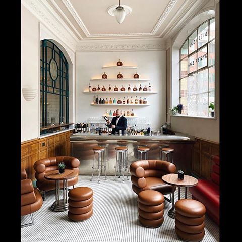 Отменный декаданс для любителей @remymartinuk - уникальнейшие модели мебели 50-х, настенные панели элегантно и по-мужски подчеркивают цвет напитка! Одновременно с этим помещение весьма простое, порождает светлые мысли и настраивает на гармоничное восприятие бытия!! Via @richardleemassey #remymartin #xo #interiorlovers #britishdesign #britishstyle #kensington #uk #ad #elledecor #designlovers #furnitureporn #oystersbar #bar #secretplaces #haveaniceday #sexyinterior #interiordesign #interiorhints #archilovers #interiorhunters #artlovers #modernism #classicstyle #classy #stylish