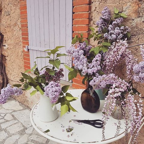 Springtime florals @le_bezy 💕
.
.
.
#farmhousestyle #farmhouse #farmhousedecor #farmhouseliving #farmhousekitchen #farmhouselove #farmhouseinspired #farmhousetable #farmhousevintage #farmhousebedroom #farmhouselife #farmhousefresh #rusticdecor #countryliving #rustic #frenchfarmhouse #southoffrance #lilac #spring #oldhouse #theslowdowncollective #livethelittlethings