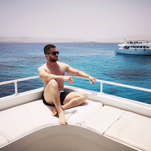 Лицо в тени и с пафосом плыви😎😂
.
#travel #egypt #hurgada #sea #redsea #sun #white #man #on #board #yacht #путешествие #впуть