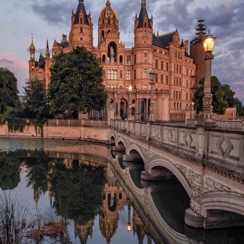 📍Schwerin , Germany 🇩🇪
💡Interesting facts :
🔸The Schwerin Palace , is a palatial schloss located in the city of Schwerin, the capital of Mecklenburg-Vorpommern state, Germany. It is situated on an island in the city's main lake, the Lake Schwerin.For centuries the palace was the home of the dukes and grand dukes of Mecklenburg and later Mecklenburg-Schwerin. Today it serves as the residence of the Mecklenburg-Vorpommern state parliament.
📷: @gaby_sn_
Follow @citybestviews for the best urban photo👆