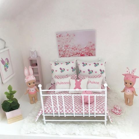 De nieuwe cherry blossom angels hebben (uiteraard) een eigen kamer in stijl gekregen 🌸 Het is wel nog even een tijdelijk onderkomen, want ik ben nog steeds op zoek naar een extra verdieping voor mijn Lundby huis, iemand de gouden tip?
Hier vandaag een dagje even lekker helemaal niks. Lekker spelletjes doen en op de bank hangen, heerlijk! Fijne zondag allemaal!
.
.
.
.
.
#slaapkamer #bedroom #bedroomdecor #miniature #miniatures #miniatureworld #modernminiatures #poppenhuis #dollhouse #moderndollhouse #dollhouseminiature #dollhouseminiatures #dollhousedecor #dollhousereno #dollhousestuff #diydollhouse #diy #dollhousephotography #puppenhaus #dukkehus #maisondepoupee #ikeaflisat #instadollhouse #dollsofinstagram #sonnyangel #photography #fotografie #abmlifeissweet #flashesofdelight #huizehanneke