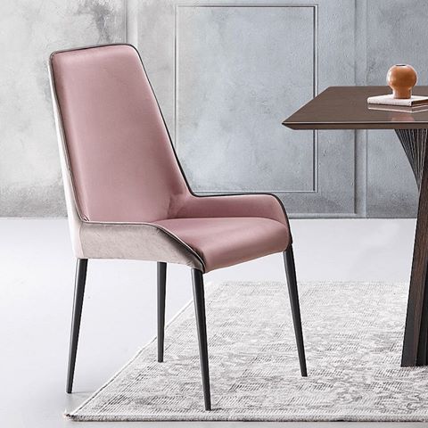 Elegant dining chairs..
Visit our showroom to see our furniture collections. . 
#furniture #kuwait #design #interior #q8 #style #architecture #artdeco #contemporary #myhome #inspiration #luxury #madeinitaly