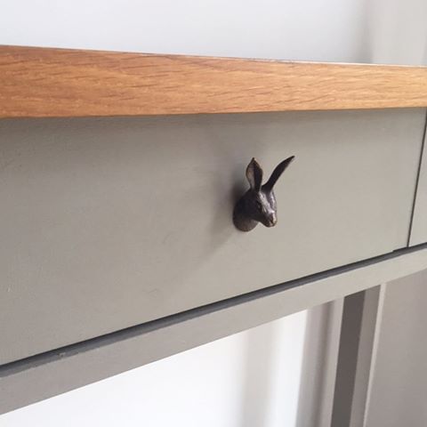 🖤 It’s all in the detail 🖤
#furniture #restoration #hare #handpainted #recycle #furnituremakeover #tlc #quirky #anniesloan #farrowandball #details #alittletlc #drawer #table #consoletable #hallway #home #interiordesign