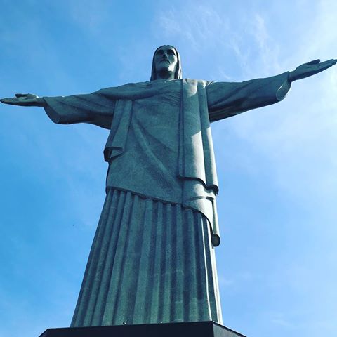 На вершине горы Корковаду в Рио-де-Жанейро. Рядом с символом Рио-де-Жанейро и Бразилии в целом.  Такие моменты случаются раз в жизни, хочется наполнять ими свою жизнь. Для меня это и есть счастье! #риодежанейро #отпуск #отпуск2019 #brazil #бразилия #riodejaneiro #capocabana #травелблог #туры