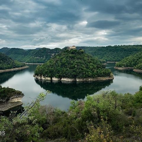 😍 Natural wonder... 📌 Sant Pere de Casserres in Osona °°° 📸 @jotagrafias_landscape 
ℹ @osonaturisme @bcnmoltmes 
#SantPereDeCasserres #Osona #BcnMoltMes #CatalunyaExperience #Catalonia