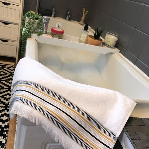 Sunday Bubbles 🛁
Nothing nicer than relaxing in a nice bathroom, soaking away the weekly stress
➰➿➿➰➿➿➰
#renovations #bathroomdesign #bathroom #bathroomdecor #bathroomremodel #bathroomcleaning  #renovationproject #diy #diyhomedecor #diyer #home #homedecor #homesweethome #decorating #decor #decorationideas #upcycle #titivatestyle #titivate #newcastleunderlyme #staffordshire #wolstanton #decoratingonabudget 
#decorating.no3