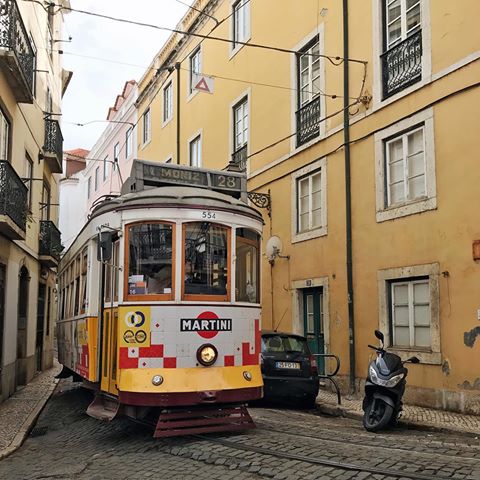 Символ Лиссабона - маленький бешеный трамвайчик номер 28, несущийся по узким улицам Альфамы. Внутри тебя нещадно мотает из стороны в сторону, но поглазеть из окон все же реально 🙂
#lategram #lisbon #lisboa #alfama #tram #yellow #tram28 #lissabon #portugal #citystreets #oldcity #history #dailylife #travelingram #travel #streetsoflisbon #travel #contrasts #oldhouse #architecture #vsco #лиссабон #portugal🇵🇹 #португалия