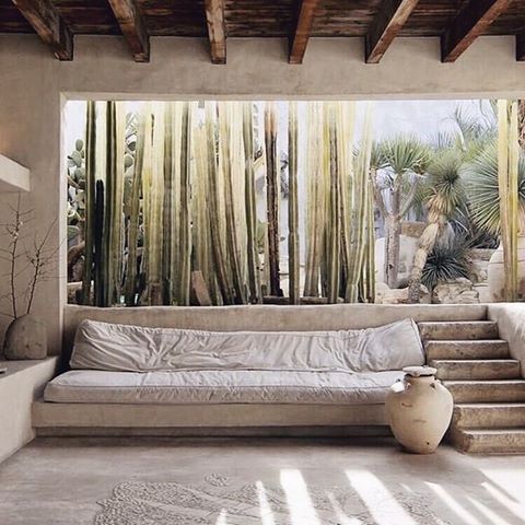 OMG how amazing is the architecture of Philip Dixon's house in Venice. Where furniture is designed within the flow of the room, the stairs and the shelving. A unified organic flowing environment of raw materials, where nature meets stone, where living indoors and outdoors meets nature in concrete and greenery. A truly holistic home ✨🌵✨🌵