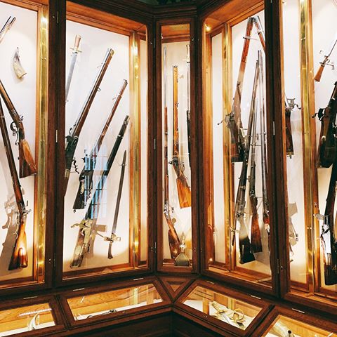 金碧輝煌的博物館
一窺皇室家庭的裝潢
那個槍跟裝備真的帥！
#českárepublika #gloden #royalfamily #museum