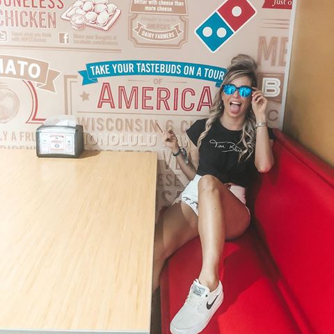 Anything is possible when you have the right people there to support you 🍀👏🏼
•
•
•
_________________________
#america #dominospizza #red #timblumecrew #californiagirl #girl #braids #nike #flowers #sunglasses #rayban #blonde #djsupport #djlife #djgirlfriend #losangeles