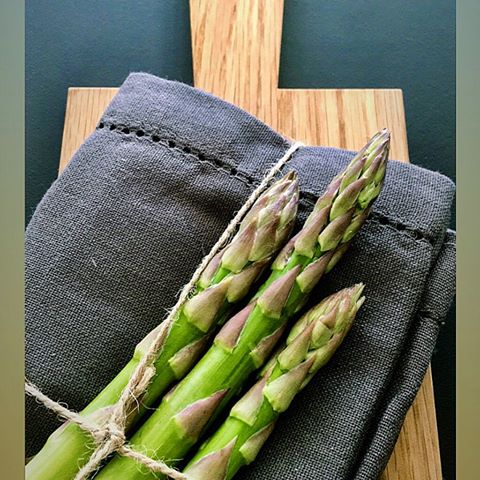 #spargel #frühling #kitchen #cooking #kitchenlove #team7 #inspiration #home #living #life #food #healthyfood #wood #photography #asparagus #landhaus #countrydecor