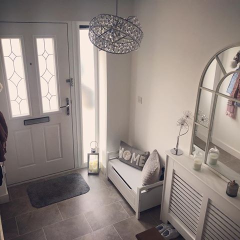 Happy Friday everyone! Have a fab day!! 💓🏡 #Friday #weekend #house #home #decor #design #hallway #mirror #bench #storage #lantern #candle #cushions #light #radiatorcover #hallwaydesign #hallwaydecor #hallways #newbuildhome #newbuild #newbuildjourney #interior123 #interior2you #homeiswheretheheartis #homedesign #interior #interiordesign #interiorismo #homeinspo #grey