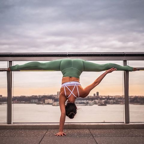“Surround yourself with people who are strong and comfortable enough with themselves to support the person you are becoming. Great friends let you shine and embrace your uniqueness to help you grow and help you on your destined path.” ✨
Beautiful words & one-handed handstand courtesy of @meliniseri in her High-Waist Airlift leggings in Moss & Lush Bra 😍 #aloyoga #yoga 📷: @sfreneenyc 
Tag the people below who support you! 💕🙏