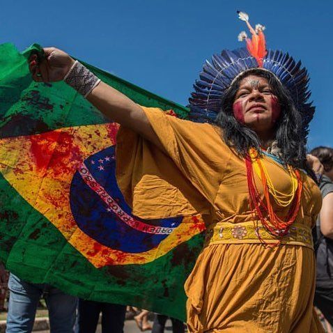 #Regram #RG @greenpeace:
This week, thousands of Indigenous People gathered in Brasília, the capital of Brazil to to share experiences, traditional knowledge, support each other and, most importantly, demand the government protect their rights. Indigenous Peoples are the guardians of the forest, fighting to protect it from a greedy industry. We can’t afford more deforestation. Go to the link in our bio to save the Amazon. 📸: Christian Braga/MNI - @christiaanbraga
. . . . 
#SavetheAmazon #NoForestNoLife #greenpeace #IndigenousPeople #IndigenousRights #TerraLivre2019 #TerraLivre #ATL #Brazil #Brasil #Brasilia #AcampamentoTerraLivre