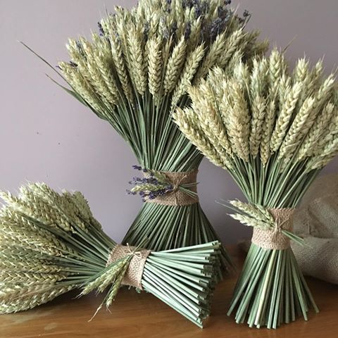 These beautiful free standing handmade Wheat and Lavender Sheaf Table Decorations are perfect for the rustic farmhouse kitchen or those looking to create a Country Wedding,  great table centres! #thekraftflowerco  #handmade  #driedflowers #boho #bohowedding #bohemianwedding #naturalflowers #diywedding  #weddingflowers #bridalflowers #outdoorwedding #woodlandwedding #outdoorweddingideas 
#rusticweddingideas #wheatsheaf #farmhouse #farmhousekitchen #weddingtable #tablecenterpiece #wheat #rustic