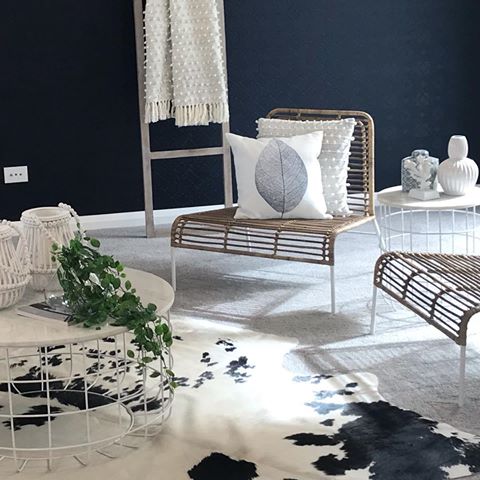 KEEPING IT COASTAL 
Vacation by the Sea .
.
#propertystyling #homestaging @japac.dev #navyfeaturewall #navyandwhite #coastalinterior #interior #living #cowhide #rattan #white #navy #styling #marble #contemporary #lovethedetails #ontrend #lastofsummer #lovepalmy #loveNZ