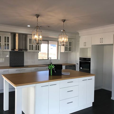 We love the timber tops and feature pendant lighting our client picked for his Stroud Homes kitchen in Maryvale. It has really given this home a farmhouse look 😍 #toowoombabuilder
