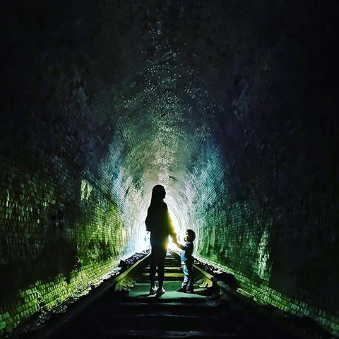 以前都不知道雪梨也可以看螢火蟲✨
雖然數量比想像中的少，
但我覺得�?�?的星光閃爍像銀河似的🌌
還是很美♥️
只是要走到黑�?�?的隧道深處需要一點勇氣(還有一雙不怕髒的鞋）就是了😆
_
#sydney #weekendgetaway #helensburghtunnel #oldtunnel #glowworm #glowwormtunnel #stunning #naturewonder #onedaytrip #worthit #instatrip