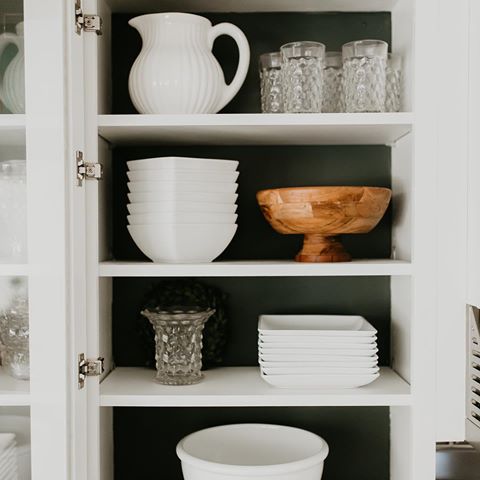 [ M a k e  I t  P o p ! ⁣]⁣⁣
⁣⁣⁣⁣⁣⁣▫️▫️▫️⁣⁣⁣⁣⁣⁣
These white cabinets got a mini makeover with a gorgeous shade of dark grey painted on the back. Now the white and wood accents really pop! This is a great {and inexpensive} way to add some pizzazz to your kitchen.⁣
⁣
#lovethehomeyoulivein⁣⁣⁣⁣⁣⁣⁣⁣⁣ ⁣⁣
#designsyoucanlivein⁣⁣⁣⁣⁣⁣⁣
#mariettasquaremodernmakeover⁣
📷: @theheimsphoto