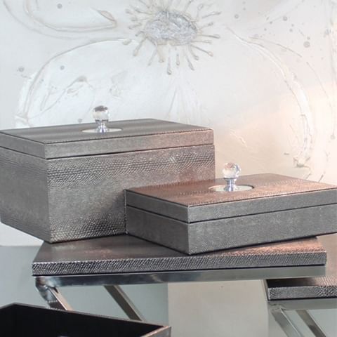 SALE ITEM -Set of 2 pewter snakeskin storage boxes with stunning crystal handles.⁣
.⁣
Limited stock once they are gone they are gone.⁣
.⁣
Dimensions⁣
Length 260mm⁣
Depth 200mm⁣
Height 140mm⁣
.⁣
.⁣
#newbuild #newbuildhome #therange #newbuildjourney #firsttimebuyers #interiorstyling #livingrooms #mrshinchmademedoit #interior4you1 #greyinterior #interior125 #homeinterioruk #homesweethome #interior2you #homeinspiration #homeinspo #instahome #homegoals #interior123 #nexthome #interiordesign #interiordecor #hincharmy #imahincher #interior4all #livingroomgoals #livingrooms #homebargains ⁣