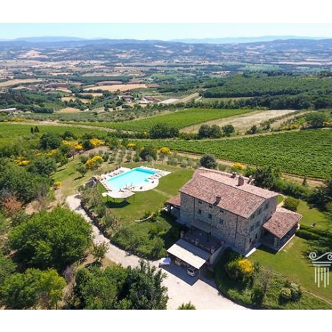 Luxury villa 🏡 for sale 💰 between Todi and Montecastello di Vibio, with outbuilding and 1.7 ha of grounds with pool. 🏊
Panoramic, secluded location, with large living spaces, 10 bedrooms and 16 bathrooms in total.
🌍 Location: Todi - Umbria - Italy 🇮🇹
More info here: 👉 https://bit.ly/2VraPjs 👈
📧 Contact us at info@casait.it
#casaitalia #casaitaliainternational #luxuryrealestate