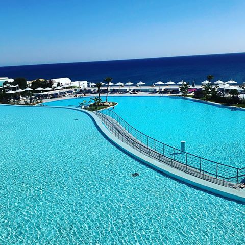 #holiday #photography #greece #rhodes #hotel #pool #poolparty #urlaub #griechenland #rhodos #rhodesisland #blue #water #fivestarhotel #exclusive #sky #skyline #gt3 #drberthold #nice #bestfriends