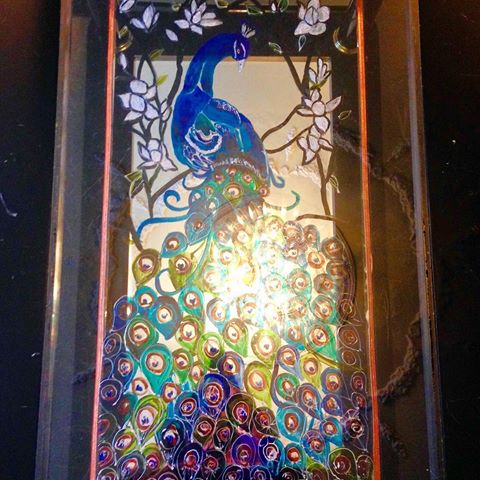🦚| Ｓｔａｉｎｅｄ Ｇｌａｓｓ 
Ｐｅａｃｏｃｋ |🦚 .
.
I did this for a friends mirrored coffee table ☕️😎
.
(Book carving intermission !)